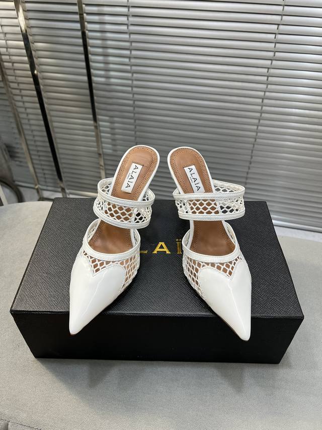 Alaia阿莱亚 High Love 系列高跟鞋凉鞋 心形图案搭配光泽感漆面小牛皮，精致优雅的同时还具有时髦利落，穿上它休闲日常与高级奢华驾驭自如。 面料：牛漆
