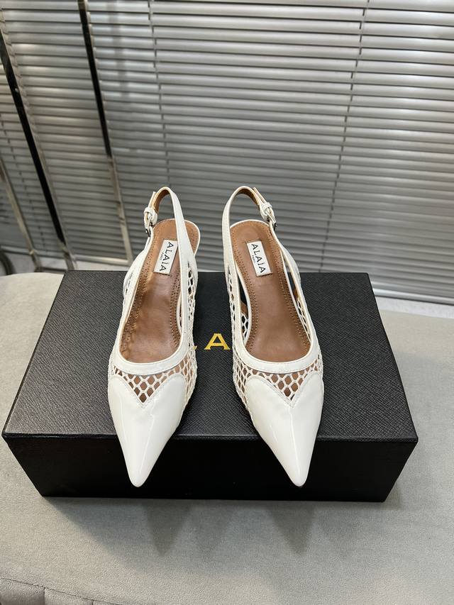 Alaia阿莱亚 High Love 系列高跟鞋凉鞋 心形图案搭配光泽感漆面小牛皮，精致优雅的同时还具有时髦利落，穿上它休闲日常与高级奢华驾驭自如。 面料：牛漆
