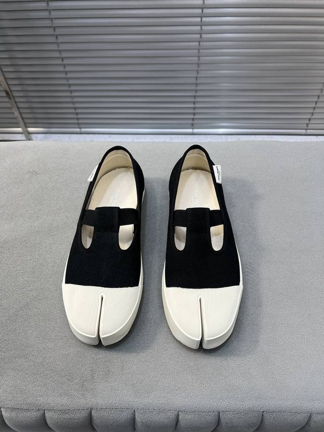 出厂 布面款 Maison Margiela Mm6 马吉拉24春夏新品文艺复古分趾帆布鞋一脚蹬懒人鞋女 这是一双具有时代意义的一双鞋 混合了多个时代的时髦元素