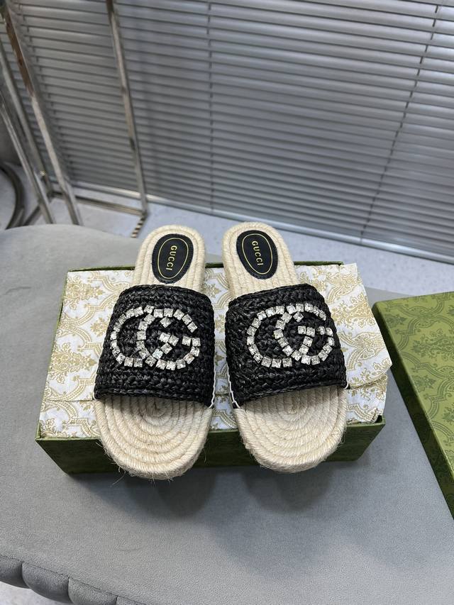 Gucci 新款双g水钻厚底麻绳底渔夫拖鞋编织鞋！高版本高品质一比一 面料：进口粘胶纤维酒椰叶 内里：水染羊皮里 大底：麻绳水台+开模橡胶底 尺码：35-41