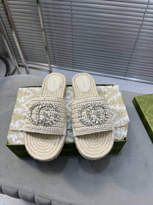 Gucci 新款双g水钻厚底麻绳底渔夫拖鞋编织鞋！高版本高品质一比一 面料：进口粘胶纤维酒椰叶 内里：水染羊皮里 大底：麻绳水台+开模橡胶底 尺码：35-41