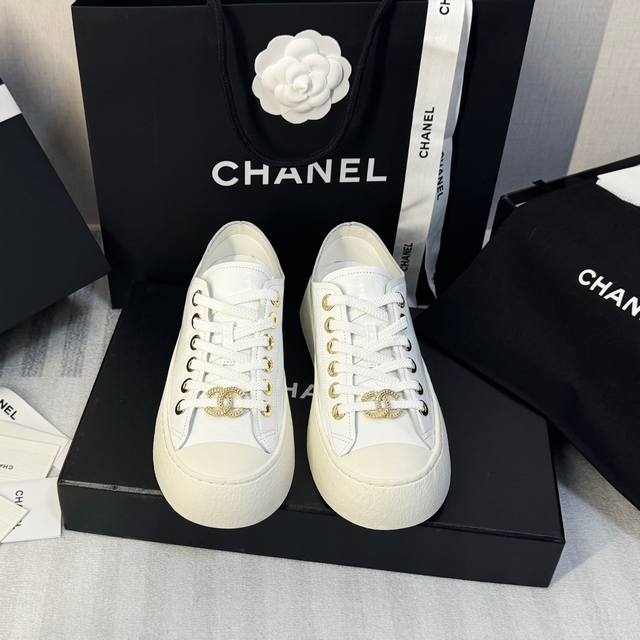 Size:35-40 41定做不退不换 Chanel 24P早春新款大头鞋随手拍都超好看的热门单品 网红秀图一波接一波本季必入款 酷帅呆萌的鞋头加上立体浮雕双c