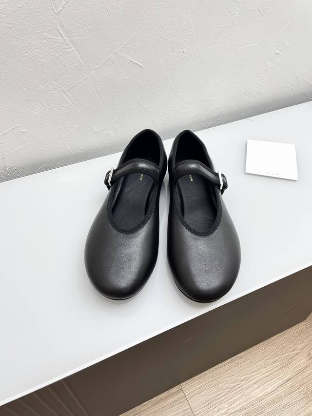 The Rowbohème皮革芭蕾平底鞋 一个极其低调且又非常高级的品牌，从来不需要用浮夸的logo来彰显自己，只有最简约的线条和最高级的材质 来告诉大家独特之