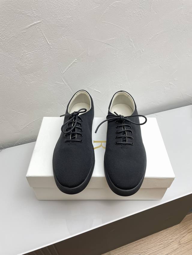 The Rowsam 帆布低帮运动鞋 这款低帮运动鞋是打造极简主义休闲夏日衣橱的理想穿搭之选，采用帆布鞋面和同色系橡胶鞋底设计，优雅中不乏简约风格 面料：原版定