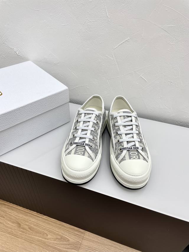 Dior 2024迪奥walk‘N系列 厚底流须帆布鞋 休闲运动鞋这款 Walk’N‘Dior 厚底运动鞋是一款时尚单品，提升该系列的格调。Oblique 印花