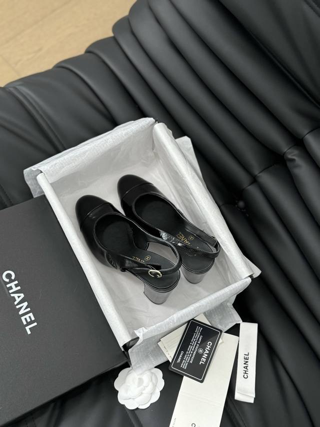 Chanel 24P新款玛丽珍单鞋 简约又不失甜美俏皮！ 立体电绣logo，纯色面料清爽易搭，搭配扣子更加跟脚。内里羊皮 真皮大底 跟高4.5 8.5 Size
