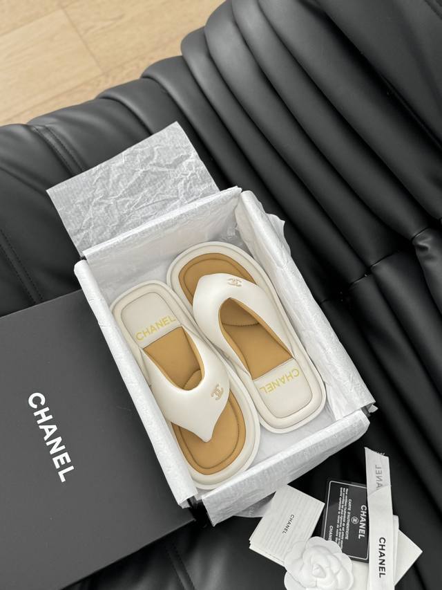 Chanel 爆款面包拖！ 跑量价，羊皮鞋面内里上脚舒适，原版耐磨绒大底！ Size：35-40 41-42定