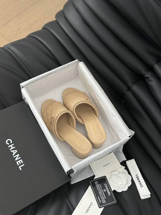 P Chanel 小香24S新品链条双c粗跟单鞋！ 原版1:1复刻 经典中的经典 无论搭配裤装还是裙装都是完美 小仙女们必备！ 鞋面采用进口小羊皮 内里顶级混种