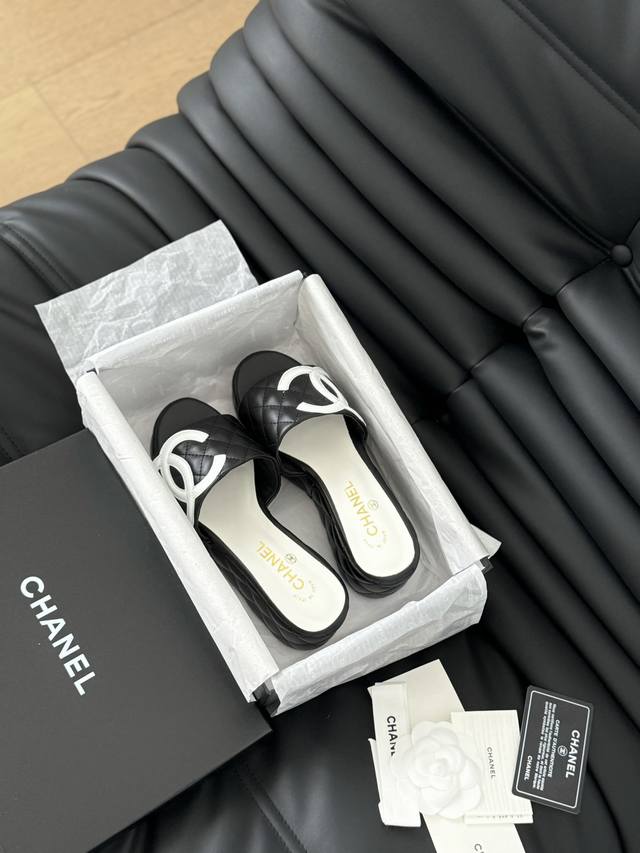 Chanel 小香24C新品 菱格厚底松糕拖鞋 夏天一定要入的拖鞋系列 可文艺可时髦 穿搭率实在太高了 厚底在拉长腿方面真的yyds 百搭舒适 上脚秒变大长腿！