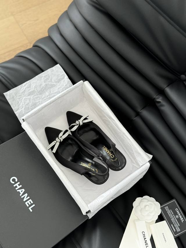 Chanel 24新款钻扣尖头单鞋 精致的水钻扣 上脚腿长拉满 跟高6.5Cm 鞋面牛皮 真丝 内里羊皮 原版扣 真皮大底！ Size:35-40