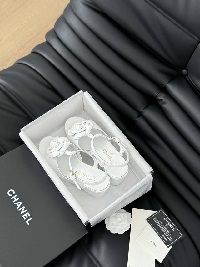 Chanel 24P新品木纹厚底凉鞋拖鞋系列！ 特殊的材料赋予它独特的新鲜感 真的火到哪哪都断货 一鞋难求啊 上脚不仅显腿细 而且显腿长 鞋面采用进口特殊布料