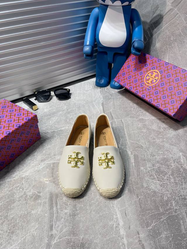 出厂 Tory Burch 兔年限定款产品， 皮革渔夫鞋采用身着t Monogram 外套的兔子嵌花，玩趣礼赞兔年新春 在中国十二生肖中，兔是幸运的象征。手工缝