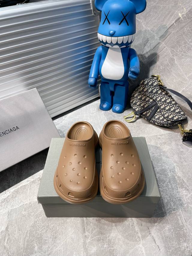 出厂 巴黎世家balenciaga 情侣半拖 原厂原档案开发，所有细节做工比对原鞋，Tpu一体成形软底，堪称目前市面上“最美拖鞋”，该鞋款最大的亮点在于一体成型