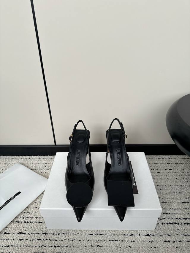 Jacquemus 小众品牌snd 简约尖头女款高跟鞋 Jacquemus24的设计灵感来源于雕塑，最能体现的就是两款尖头鞋和黑白这款，都具有雕塑的轮廓设计，柔