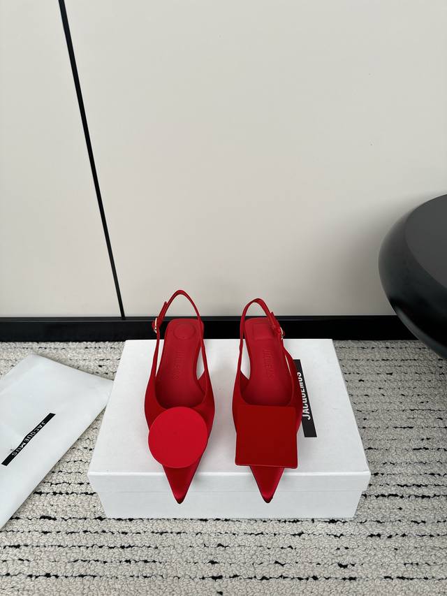 Jacquemus 小众品牌snd 简约尖头女款高跟鞋 Jacquemus24的设计灵感来源于雕塑，最能体现的就是两款尖头鞋和黑白这款，都具有雕塑的轮廓设计，柔