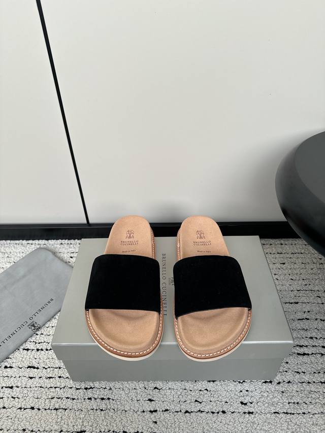 Brunello Cucinelli Bc 情侣款24Ss新款系列 博肯拖鞋 此款凉拖鞋鞋型堪称经典，永不过时！外底上的个性logo和独特的水波纹凹槽设计，奢华