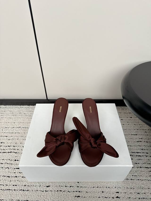 Neous 24 真丝蝴蝶结高跟拖鞋 舒适又时髦的鞋子永远不嫌多，来自伦敦的小众鞋履品牌 Neous便能轻松满足女生们的需求。粗跟，时尚百搭，显得身材苗条高挑，