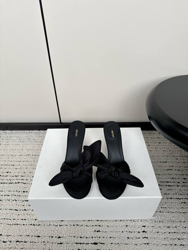 Neous 24 真丝蝴蝶结高跟拖鞋 舒适又时髦的鞋子永远不嫌多，来自伦敦的小众鞋履品牌 Neous便能轻松满足女生们的需求。粗跟，时尚百搭，显得身材苗条高挑，