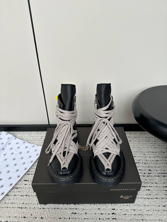 Rickowens X Dr.Martens联名款 24新款 绑带厚底增高马丁靴 全黑look是真的又帅又高级 这双 Rick Owens的马丁靴真的超级好看，