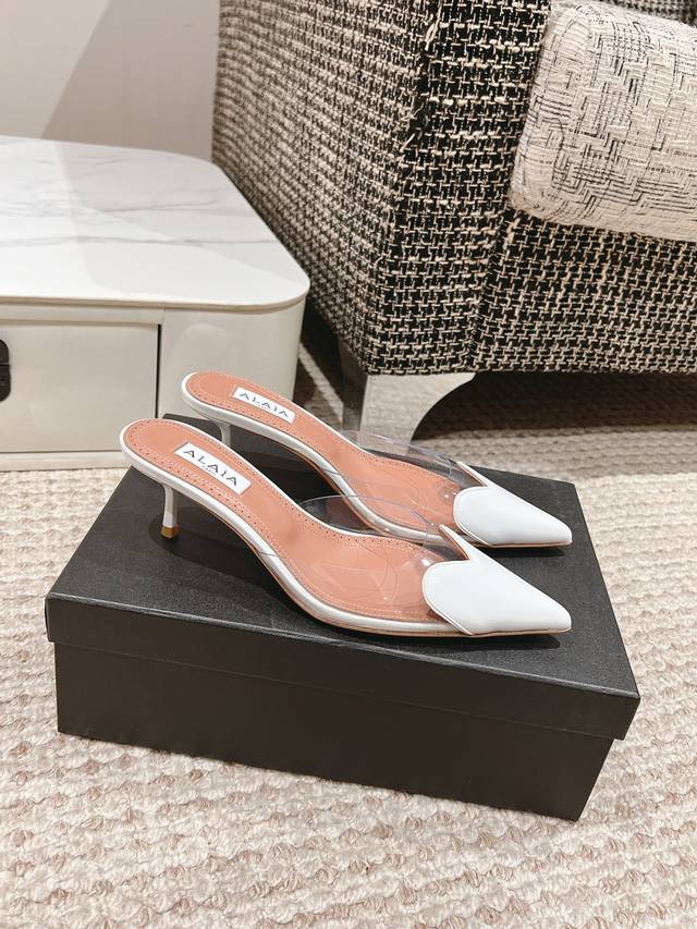 Alaia阿莱亚 High Love 系列高跟鞋 心形图案搭配光泽感漆面小牛皮，精致优雅的同时还具有时髦利落，穿上它休闲日常与高级奢华驾驭自如。 面料：牛漆皮