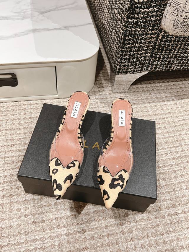 Alaia阿莱亚 High Love 系列高跟鞋 心形图案搭配光泽感漆面小牛皮，精致优雅的同时还具有时髦利落，穿上它休闲日常与高级奢华驾驭自如。 面料：牛漆皮