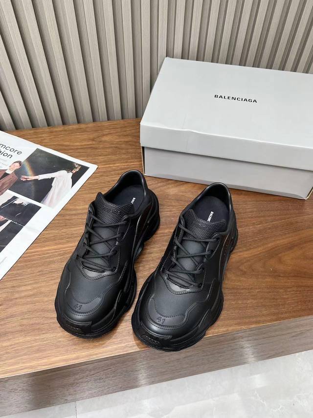 Balenciaga巴黎世家triple S 一体成型ip老爹鞋 经典的老爹鞋型搭配自然简约风格更加简洁实用 原版一体成型modo材质，舒适柔软. 非常轻盈 码