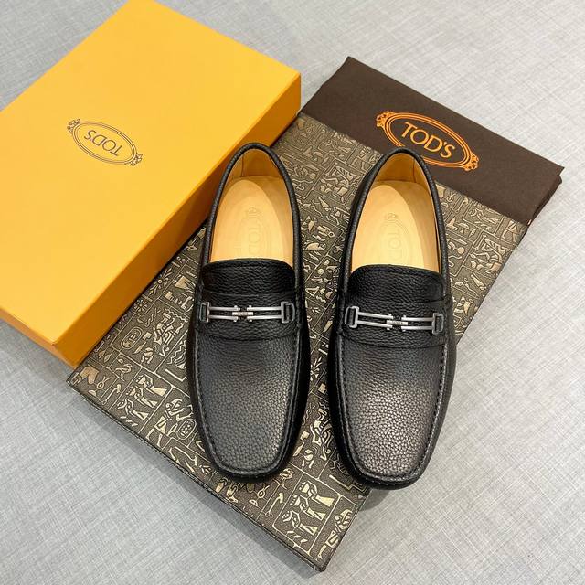 Tods 男士豆豆鞋 专柜同步新款 高端品质 牛皮粒纹杏色牛里.原版包装。黑色，尺码38-45。