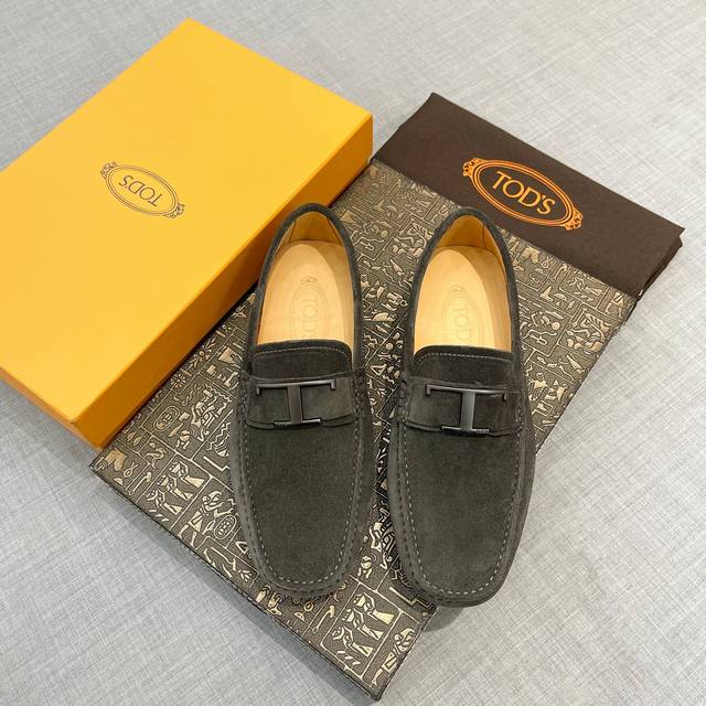Tods 男士豆豆鞋 专柜同步新款 高端品质 磨砂皮杏色牛里.原版包装。深灰色，尺码38-45。