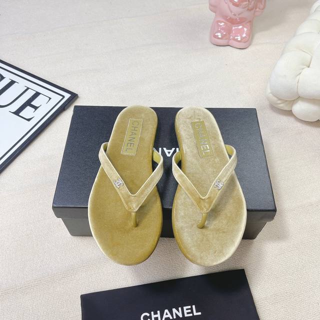 Chanel香家24Vs春夏新款时装凉鞋系列 圆头夹趾凉拖 香奈儿是一个非常全面之尊贵时尚生活品牌，香港，美国，等大时尚博主及明星的同款，简直是美上天了，爱上优