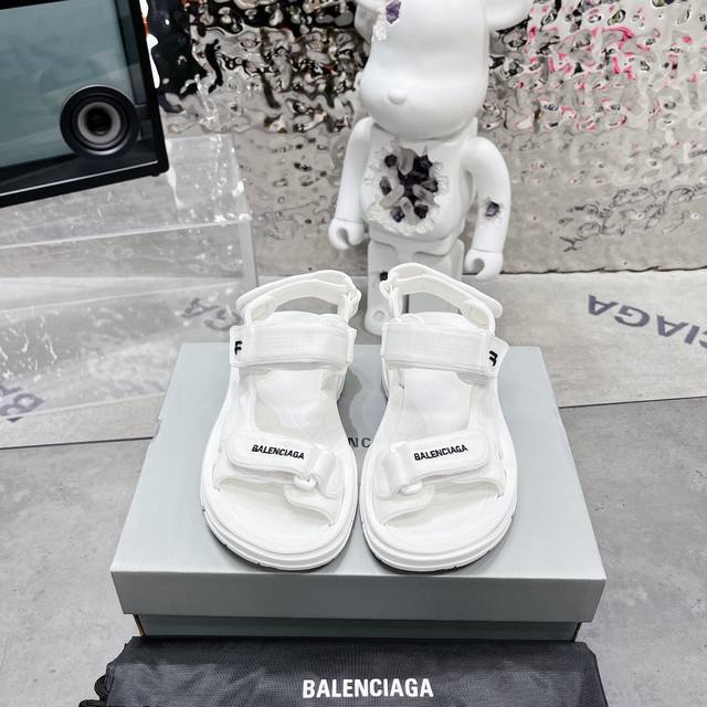 Balenciaga巴黎世家新款魔术贴凉鞋 巴黎世家隔了两年之久又重现凉鞋之作了 这个春夏必备的新款凉鞋好看，穿起来也超舒适！ 鞋面由三根魔术贴绑带构造而成，让