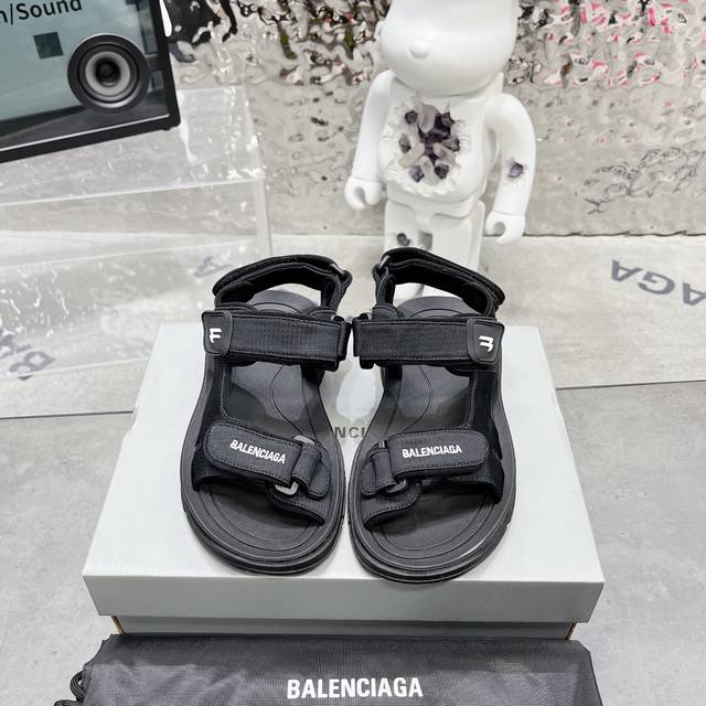 Balenciaga巴黎世家新款魔术贴凉鞋 巴黎世家隔了两年之久又重现凉鞋之作了 这个春夏必备的新款凉鞋好看，穿起来也超舒适！ 鞋面由三根魔术贴绑带构造而成，让