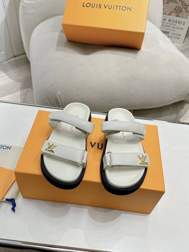 薄底 Louis Vuitton 路易威登女士新款拖鞋 Lv Sunset Comfort平底拖鞋以精鞋面道出手工艺格调，搭配韧性鞋垫和轻盈微型外底，营造舒适惬