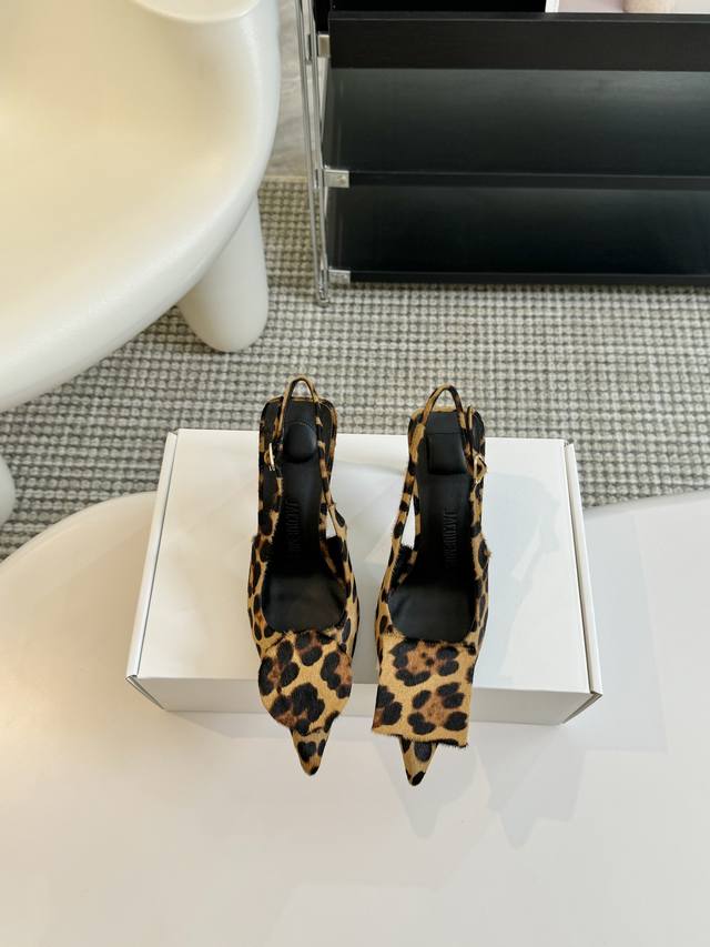 8.5Cm Jacquemus 小众品牌snd 简约尖头女款高跟鞋 Jacquemus24的设计灵感来源于雕塑，最能体现的就是两款尖头鞋和黑白这款，都具有雕塑的