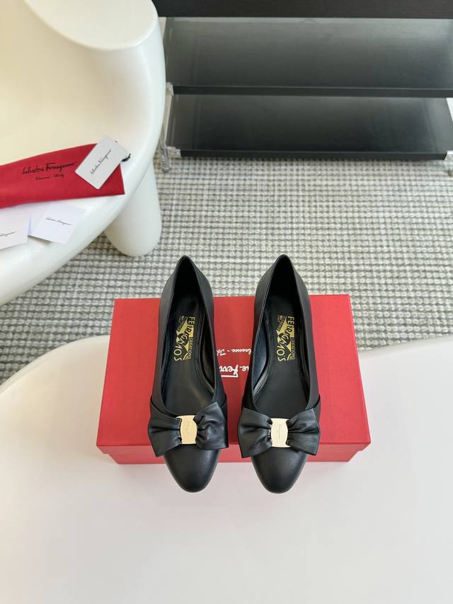 Salvatore Ferragamo菲拉格慕专柜24早春系列新品标志性蝴蝶结五金扣粗跟单鞋以双色设计重新演绎饰有标志性vara蝴蝶结是适合出席各类场合的必备鞋