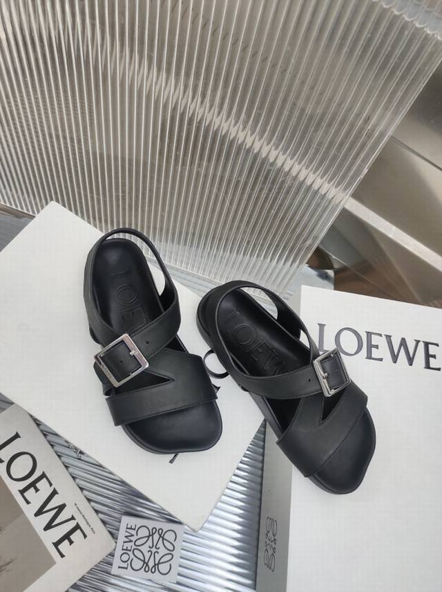 Loewe新款勃肯凉鞋，官网同步 Loewe依旧致力于用点睛单品为顾客在舒适日常中定格艺术映像 ，此款是近年来很流行的风格，贴合脚型轻盈舒服，很符合时装精追求的