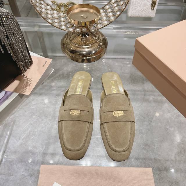 出厂 Miu Miu 24Ss 春夏新款 招财硬币鞋穆勒半拖 Miumiu新出的“小钱币”真的让人一整个心都融化了啊除了中间夹着一颗钱币这种戳人细节之外，上脚特