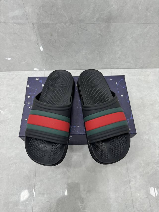 Gucci 古奇 夏季新款男女同款织带一脚蹬凉拖鞋 该单品的灵感源自意大利海岸的夏季精神和海滩俱乐部，是 Gucci Lido 的一部分。早秋系列以现代方式重新