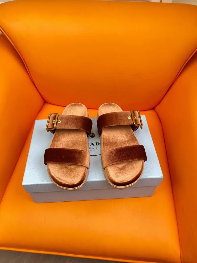 Prada 普拉达24 春夏新款丝绒拖鞋代购品质好看又好穿，Prada家的鞋子从不让人失望，舒适与时髦并存一眼就被迷住，美到窒息 材质：对版进口天鹅绒 内里：牛