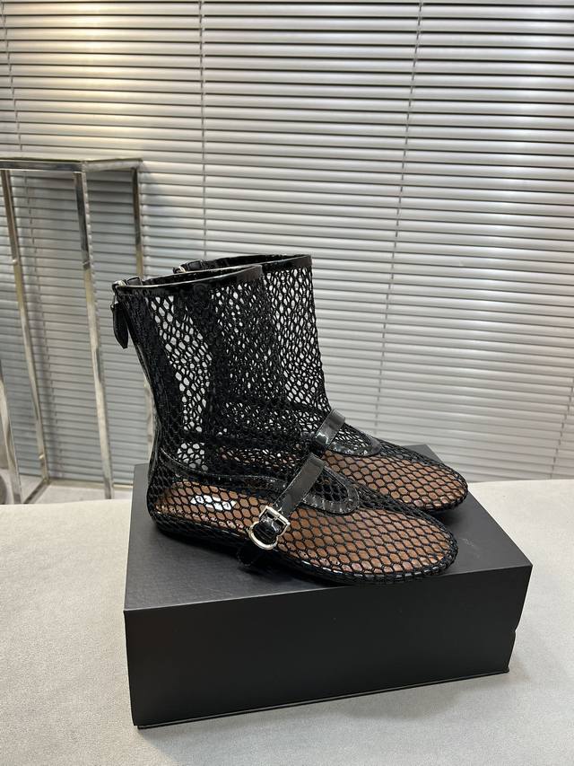 Alaia 阿莱雅 夏季新款平底网面靴凉靴 原版购入法国一线奢侈品牌alaia 阿莱亚24Ss法式仙女芭蕾舞平底跳舞鞋，Alaia品牌源自其创始人，Azzedi