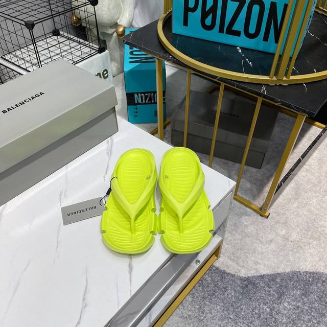 出厂 巴黎世家 Balenciaga Logo Pool Slides夏季时尚潮流爆款时装周街拍潮流涉水凉拖鞋采用tpr光泽高密度防滑橡胶鞋底及3D立体tpu光