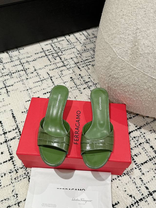 Ferragamo 24 新款菲拉格慕专柜夏季系列新品 鞋型线条流畅 版型超赞 上脚舒适.增高.显瘦.拉长腿部线条 鞋面：进口小牛皮 內里：小羊皮内里 大底：意