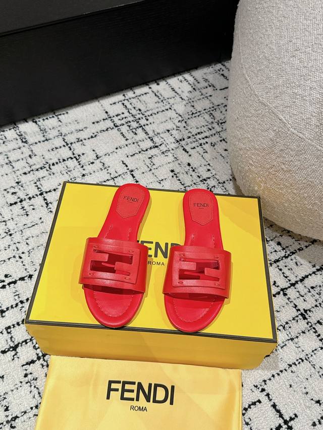 Fendi 24 芬迪走秀主推系列，新品上线，芬具桌脚设计灵感改创于今年秀场的主推系列鞋履 当季新品拖鞋，众所周知，鞋子永远设计为高级感满满的，高端大气上档次且