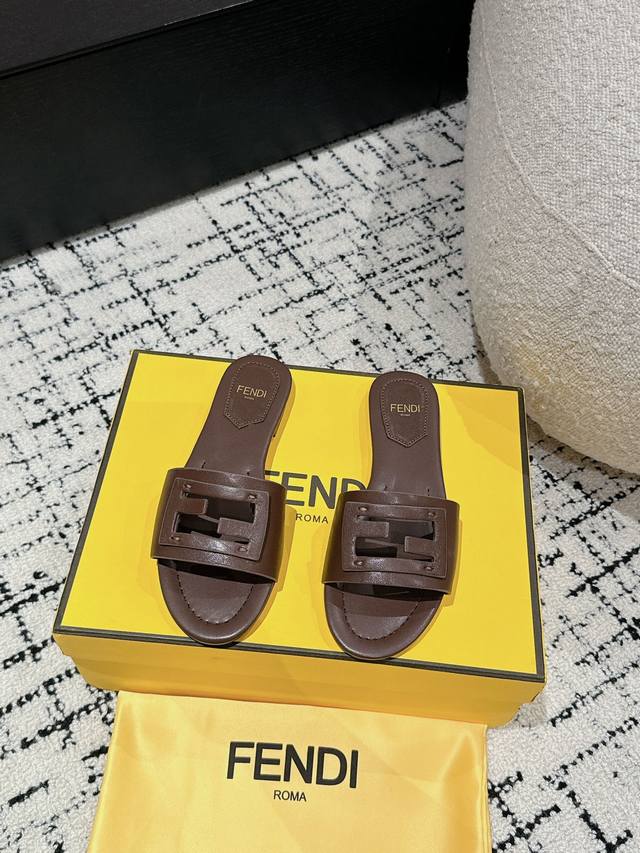 Fendi 24 芬迪走秀主推系列，新品上线，芬具桌脚设计灵感改创于今年秀场的主推系列鞋履 当季新品拖鞋，众所周知，鞋子永远设计为高级感满满的，高端大气上档次且