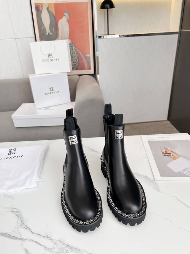 2054 Givenchy纪梵希最新爆款靴 专柜1：1 高档霸气大银色链条，一糸列爆款以出，超爱款，超爱款，上脚舒适，舒适百搭的一款鞋，面料：牛皮内里羊皮 码数