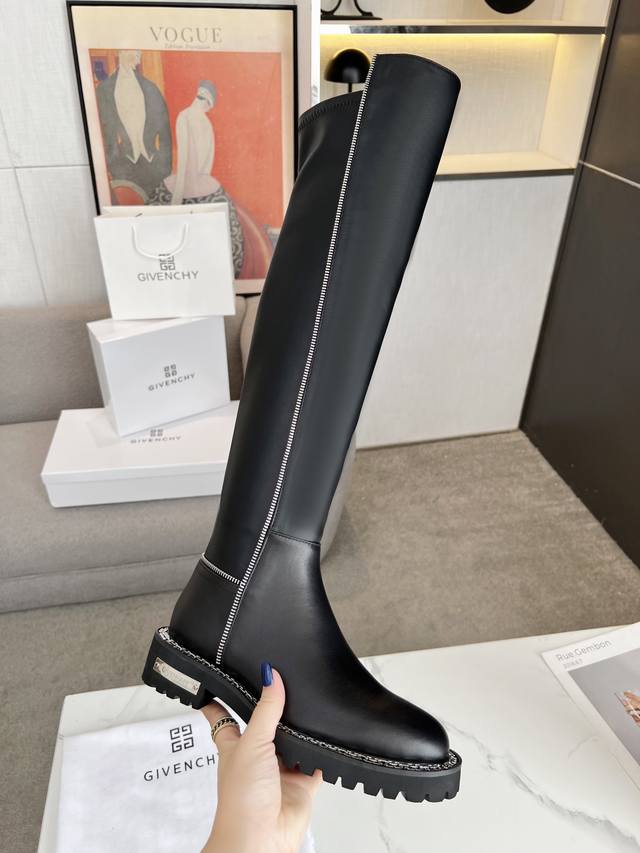 2054 Givenchy纪梵希最新爆款靴 专柜1：1 高档霸气大银色链条，一糸列爆款以出，超爱款，超爱款，上脚舒适，舒适百搭的一款鞋，面料：牛皮+弹力pu。内