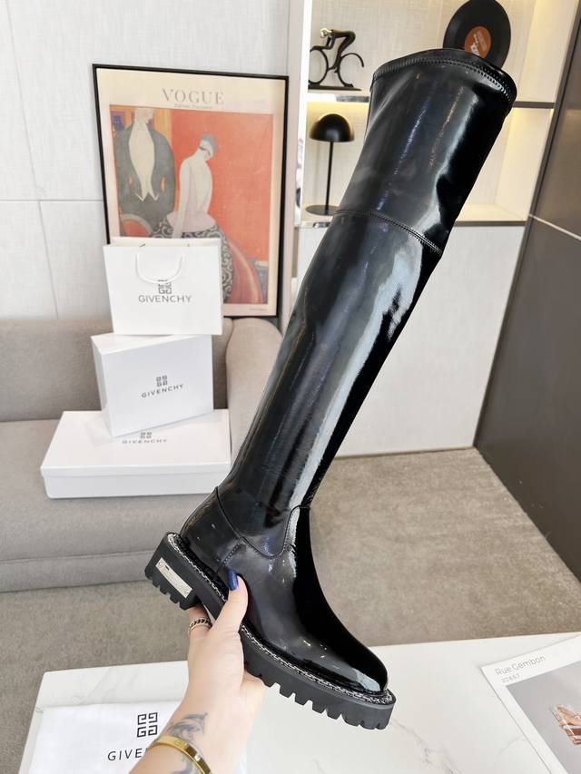 2054 Givenchy纪梵希最新爆款靴 专柜1：1 高档霸气大银色链条，一糸列爆款以出，超爱款，超爱款，上脚舒适，舒适百搭的一款鞋，面料：漆皮+弹力漆皮。内