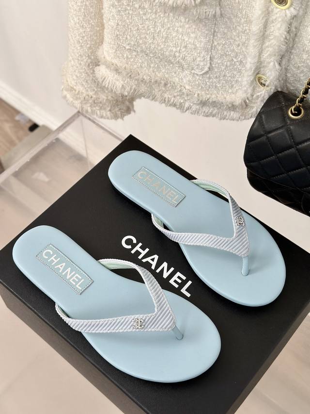 厂价 Chanel Thongs是24P春夏 秀场夹脚人字拖 夏天的人字拖莫名让人感到自由 带上镶嵌了双c水晶标志 太精致了 也太好看了吧 上脚超秀气显白！ 鞋