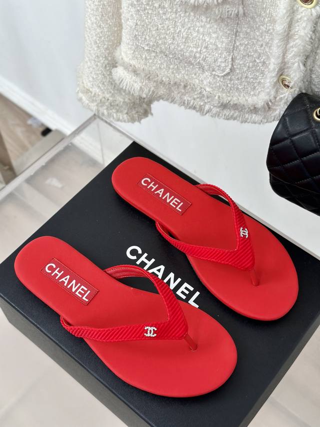 厂价 Chanel Thongs是24P春夏 秀场夹脚人字拖 夏天的人字拖莫名让人感到自由 带上镶嵌了双c水晶标志 太精致了 也太好看了吧 上脚超秀气显白！ 鞋