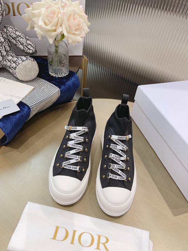 Dior新品walk’N‘Dior 厚底刺绣高帮袜子运动鞋 顶级品质 这款 Walk’N‘Dior 厚底运动鞋是一款时尚单品，提升该系列的格调。鞋面采用科技针织