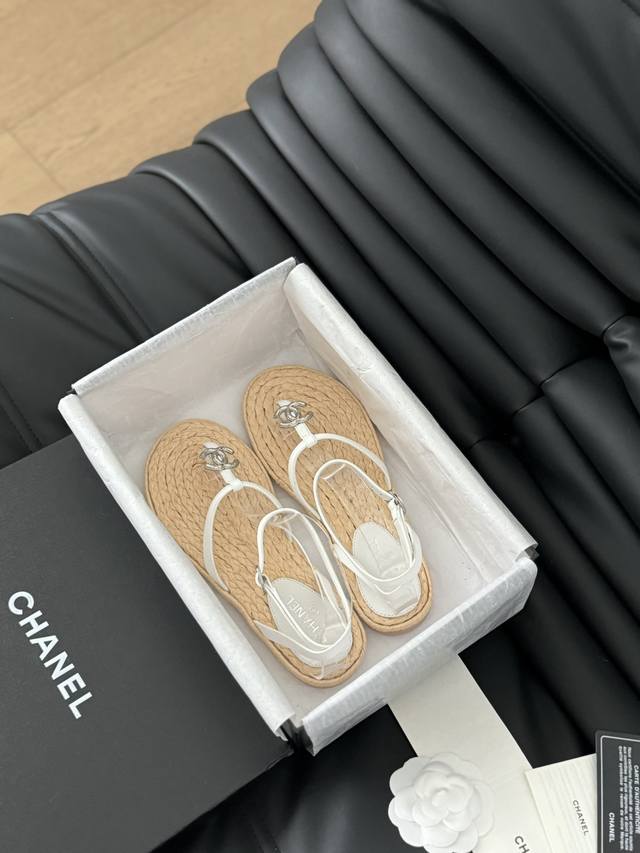 Chanel 香奈儿24P新款复古草编凉鞋！ 进口小牛皮拼色彰显香家独特的盛夏复古风，独家原版套，后跟带logo的搭扣等小细节，都非常有特色。 鞋面牛皮，内里羊